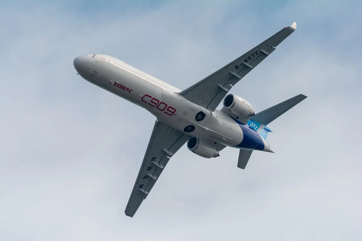 图 1:国产大飞机 C909 低空掠过(figure 指令,带宽度和图注)
