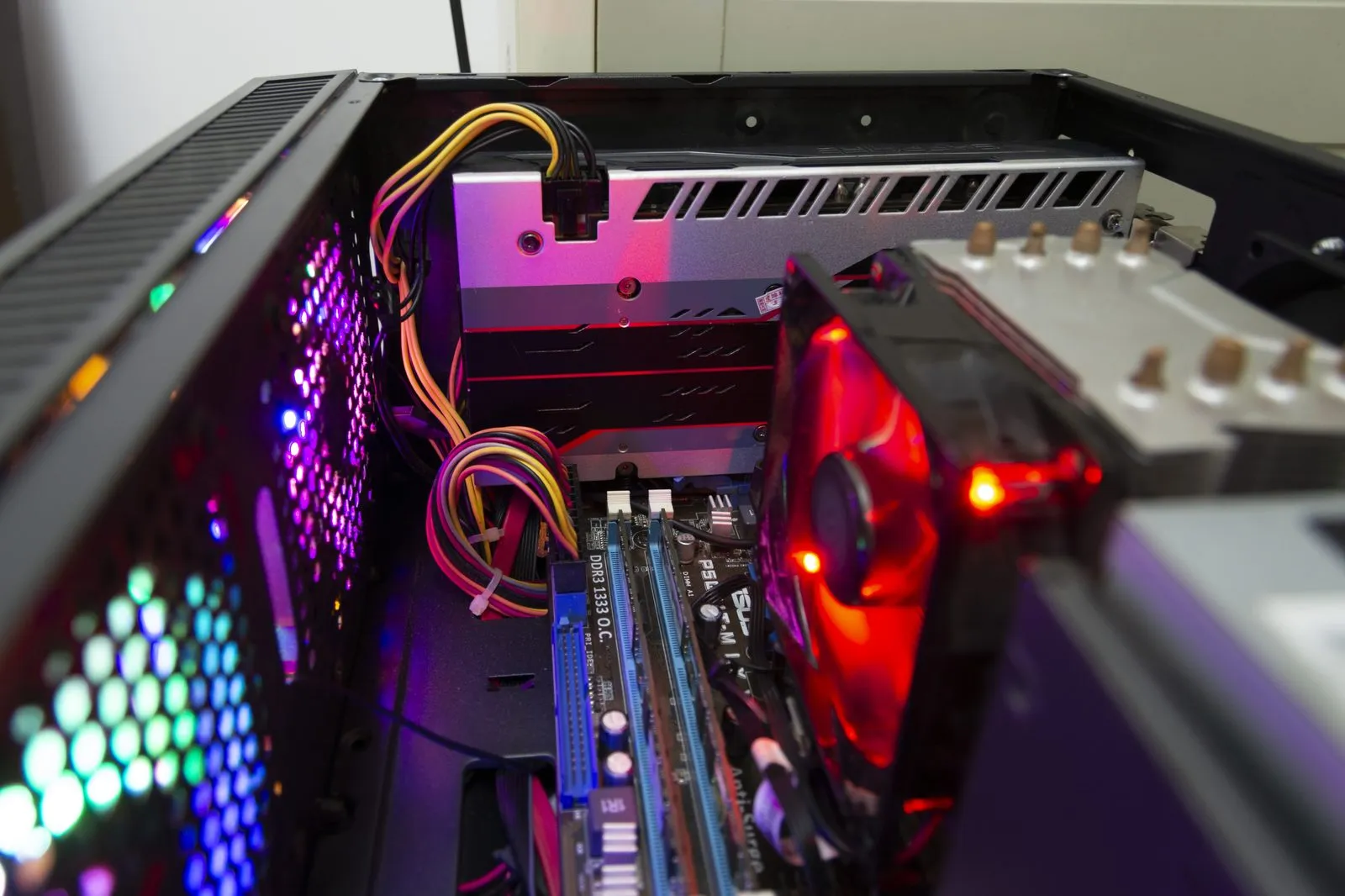 我的工作台:一半论文,一半 GPU 风扇声